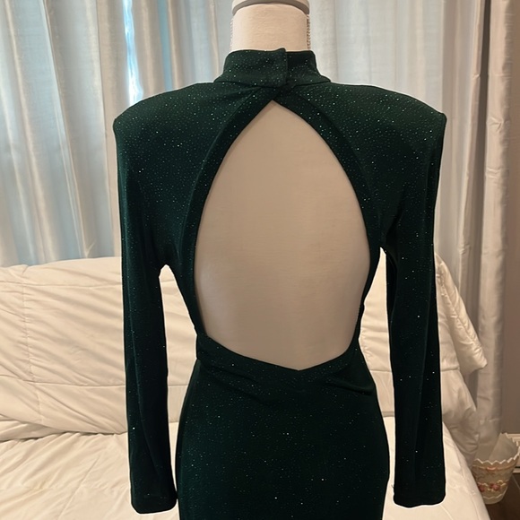 Susan Roselli for Vijack. Emerald color evening gown. Open back long sleeves - Picture 1 of 16